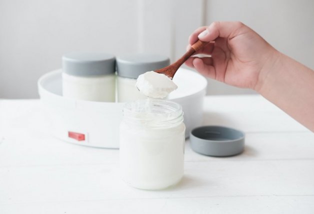 Cada vez más gente se anima a hacer yogur en casa sin yogurtera.
