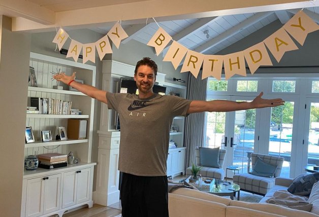 Pau Gasol, celebrando en su casa su 40 cumpleaños.