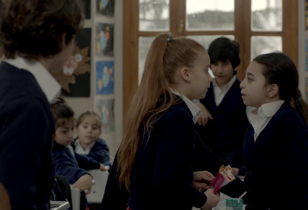 En el colegio, Öykü sufre el acoso de sus compañeros.