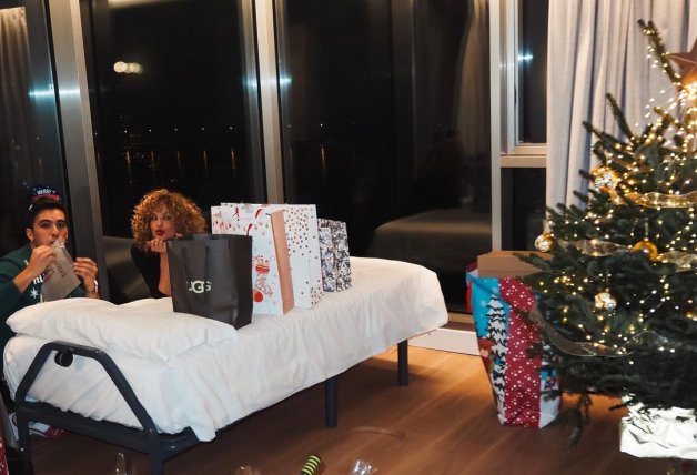Sheila y Chrisian Casas abrieron sus regalos de Navidad en la habitación del hotel.