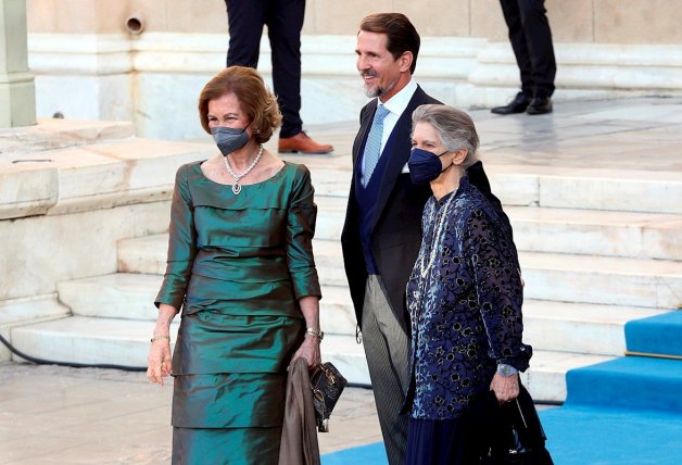 La reina Sofía, muy elegante en la boda de su sobrino Filippos.
