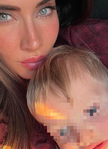 Pilar Rubio posa con su cuarto hijo, Máximo Adriano.