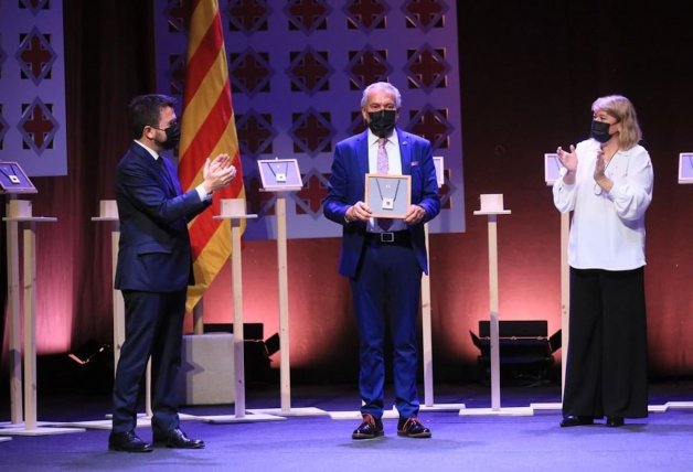 Justo Molinero recibiendo la Creu de Sant Jordi en 2021.