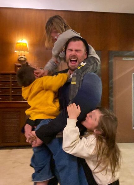 India, de 9 años, y Sasha y Tristan, de 7, felices de que su papá, Chris Hemsworth, también sea Thor en casa.