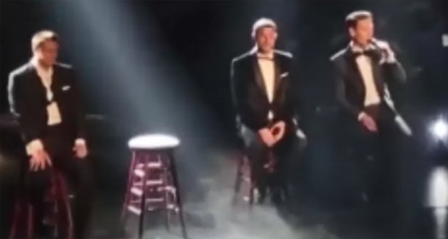 El momento del recital en el que se recordó al español. Fue durante la interpretación de la canción "Aleluya".