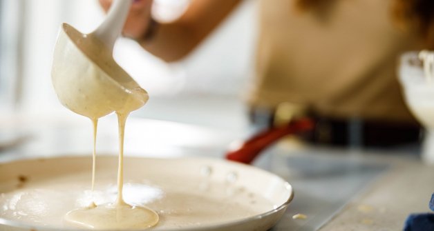 Obtén crepes del mismo tamaño ayudándote del cucharón.