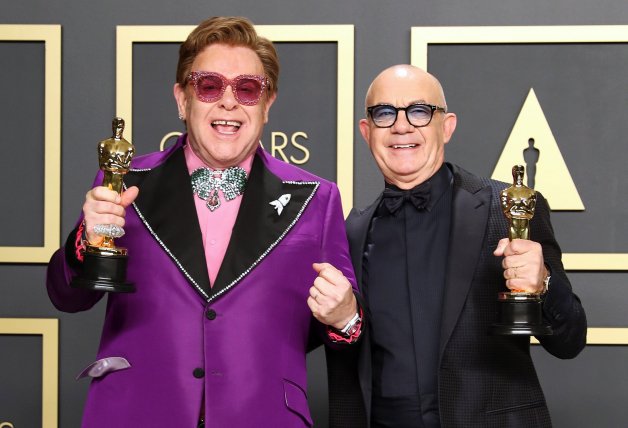 Elton, presumiendo de su segunda estatuilla Óscar.