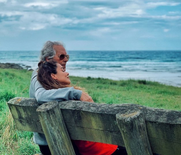 Lara Álvarez se siente más que feliz al lado de su padre.