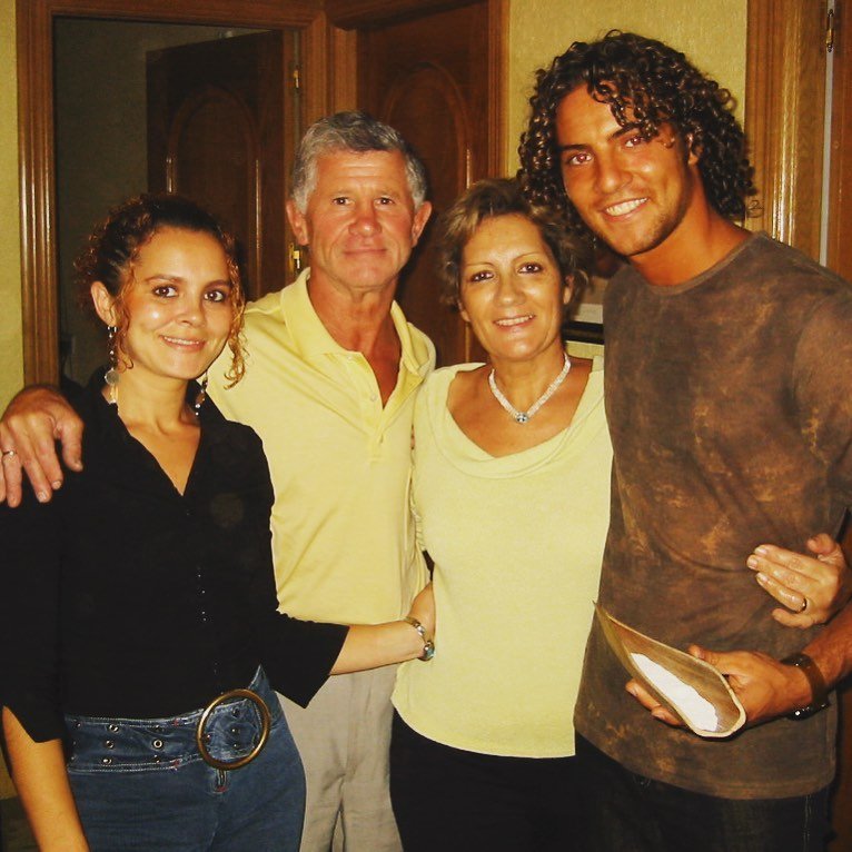 El cantante, recién salido de 'OT', junto a su hermana y sus padres.