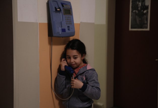Öykü consigue llamar a su padre.