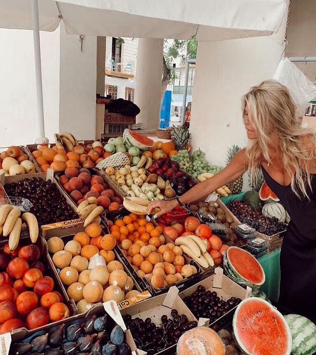 Makoke comprando fruta.