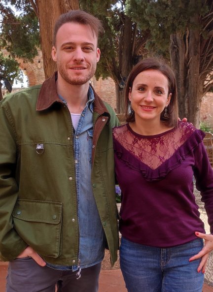  Nuestra redactora Araceli con Kerem en los jardines de su hotel.