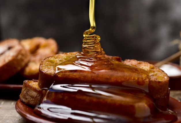 Las torrijas suelen endulzarse con miel.