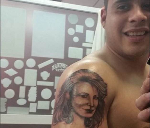 José Fernando siente adoración por la figura de su madre, Rocío Jurado. Incluso lleva su cara tatuada.