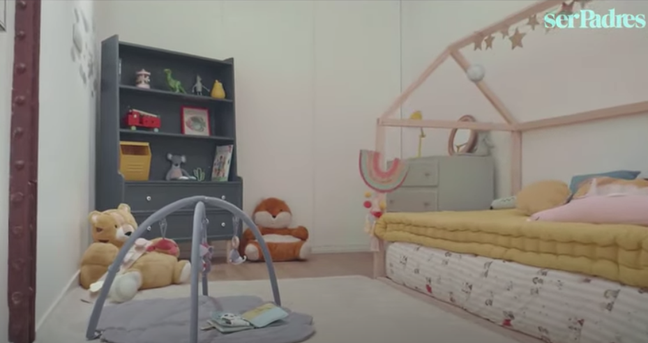 La habitación de los hijos de Dafne Fernández combina muebles sobrios con elementos coloridos.