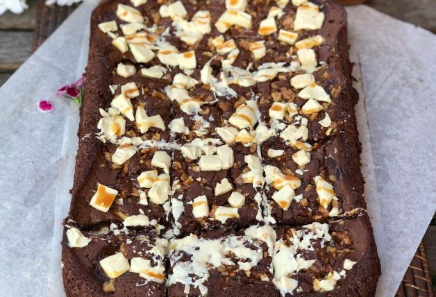 brownie-con-chocolate-blanco-nueces-y-caramelo_6_628x428