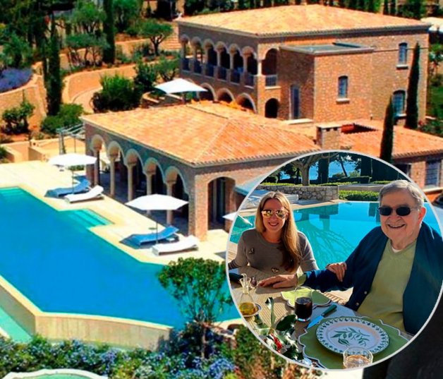 Constantino de Grecia con su hija Teodora, junto a la piscina de la casa.