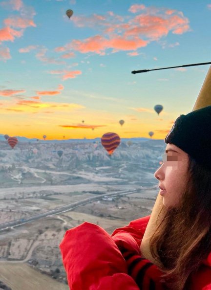 La hija de Nuria Roca, Olivia, en el viaje familiar en globo.