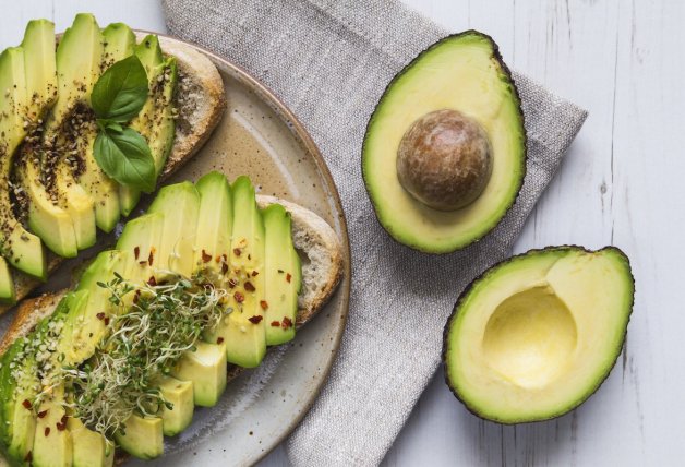 Incluye de medio a un aguacate entero al día para subir el colesterol bueno