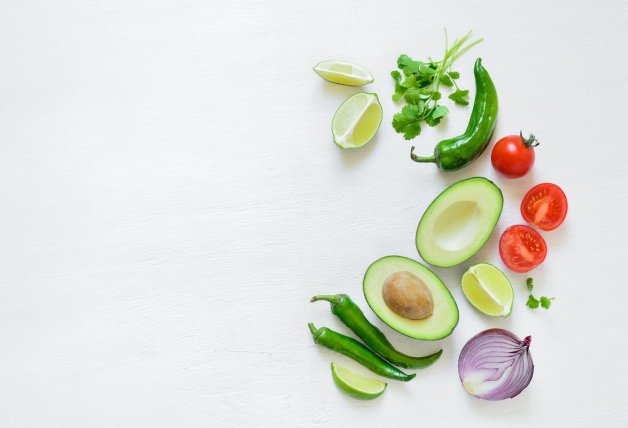 Elige bien los ingredientes para preparar guacamole casero auténtico.