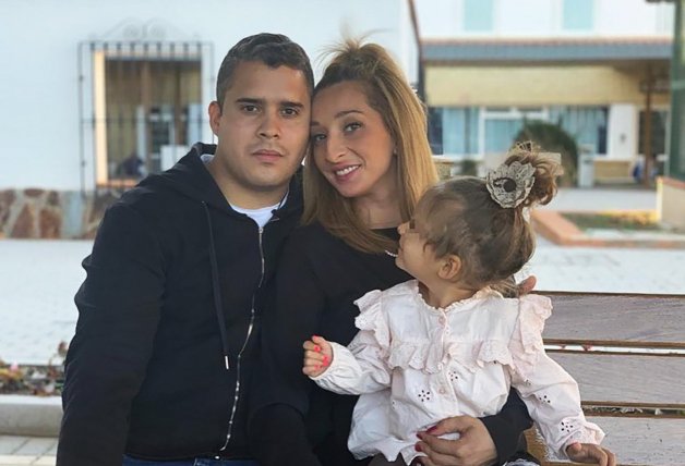 José Fernando y Michu, con su hija, Rocío. La pareja asegura que sigue adelante con sus planes de boda.