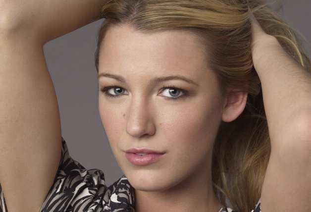 La actriz de Gossip Girl, Blake Lively, tiene los ojos caídos.