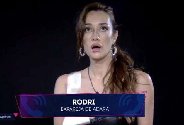 Adara emocionada y sorprendida cuando Rodri Fuertes entró en directo en el reality de Telecinco para animarla.