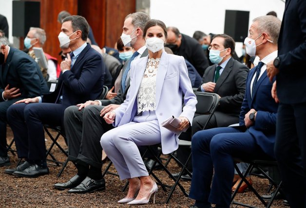 La reina Letizia lució un bonito top con bordados tradicionales de La Palma, llamados Richelieu.