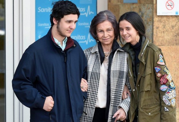 La reina Sofía con sus nietos a la salida del hospital donde operaron a Juan Carlos en 2018.