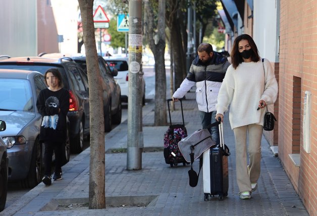 La ganadora del último "Supervivientes" viajó a Sevilla acompañada por su hija, Lola, y el hijo menor de su marido, David Flores.