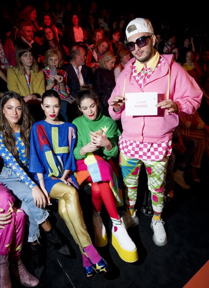 El cantante, en el desfile de Ágatha Ruiz de la Prada, con Tini Stoessel, Alejandra Rubio y Cósima Ramírez.