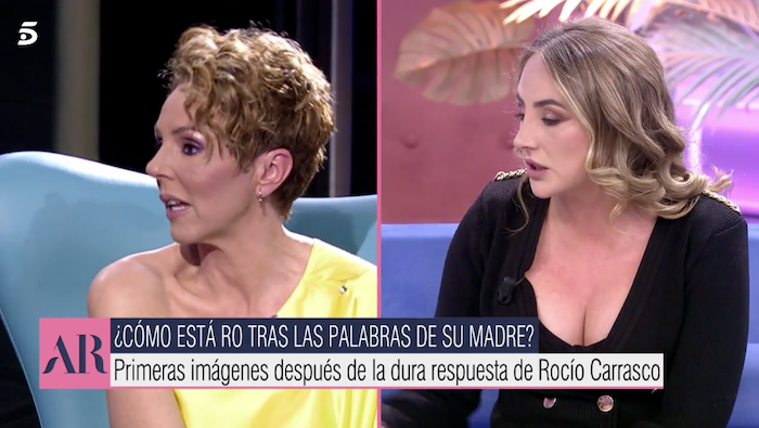 Madre e hija se mandan mensajes a través de los programas.