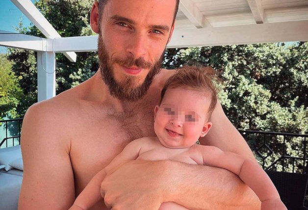 Papi e hija disfrutan del verano jugando juntos.