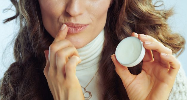 Sigue una rutina de limpieza, exfoliación e hidratación para conseguir unos labios atractivos.