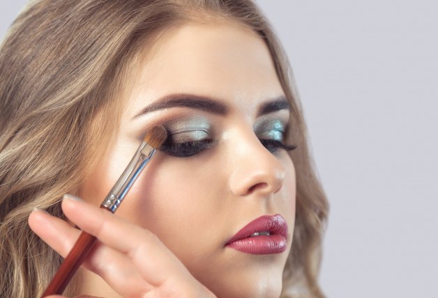 Dale toques de color a tus "smokey eyes" para conseguir que brillen más.