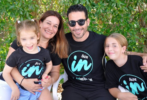 Miguel Angel Silvestre con las hermanas Abril y Martina y la madre de éstas.