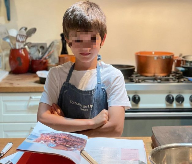 Samantha inmortalizó a su hijo el día que hizo él solito su primer brownie.