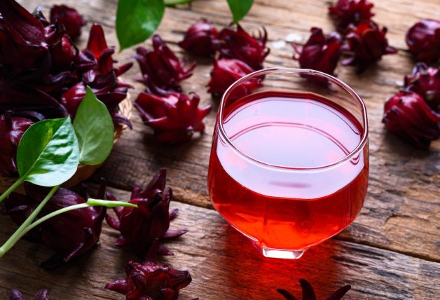 La flor de hibisco tiene múltiples propiedades y es muy popular en África