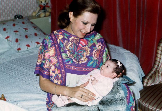 Rocío Jurado sujeta a Rocío Carrasco en la habitación de su casa.