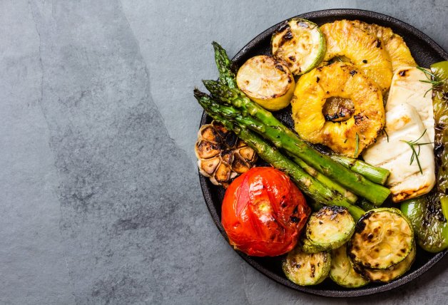 Hay alimentos como la piña o los espárragos que ayudan a eliminar líquidos