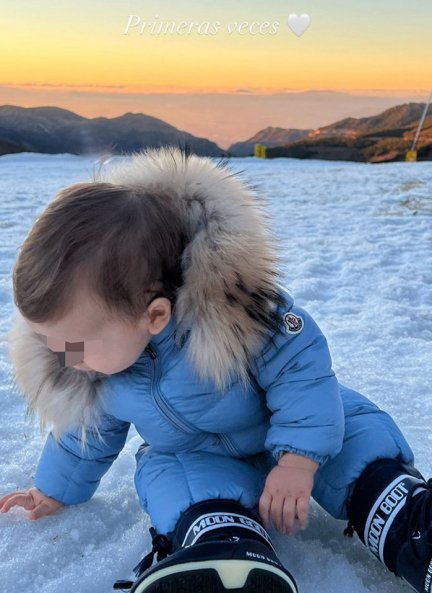 Darío, tocando por primera vez la nieve. 