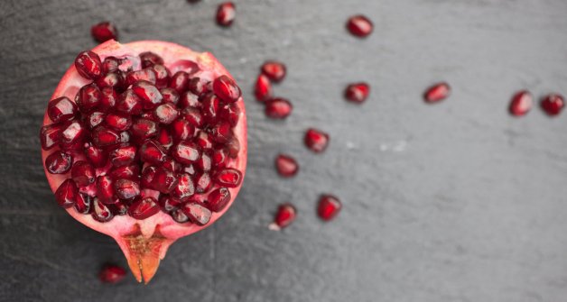 La granada es una fruta con muy pocas calorías, cada 100 gramos, 34 kcal.