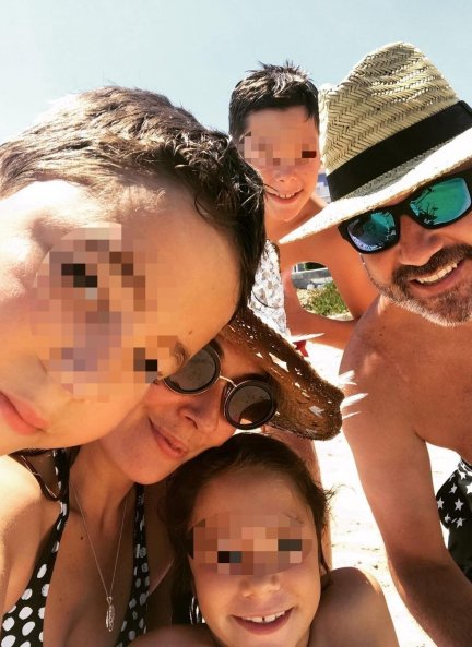 Chayo, junto a su marido y sus tres hijos.