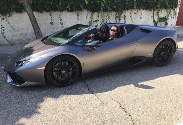 Óscar Lozano, subido a su impresionante Lamborghini.