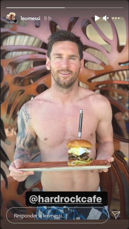 Messi posa con una gran hamburguesa.