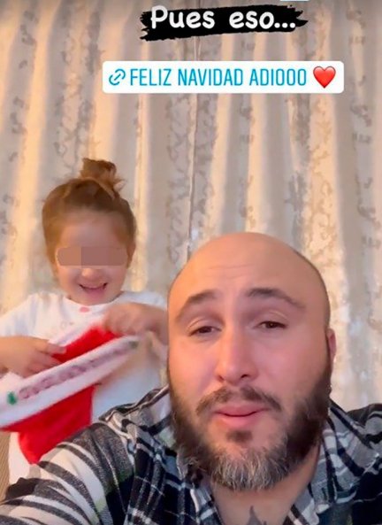 Kiko Rivera felicita la Navidad junto a su pequeña.