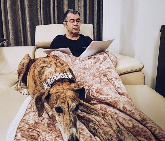 Jorge Javier, en su salón con uno de sus perros.