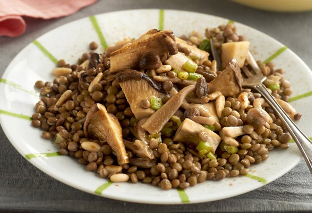 Receta de lentejas salteadas con setas y piñones