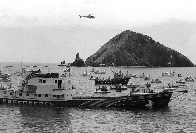 El Rainbow Warrior naufraga  frente a Nueva Zelanda tras ser bombardeado por los franceses.