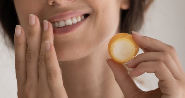 ¡Exfoliar los labios es tu práctica aliada! Utiliza ingredientes naturales para su cuidado.